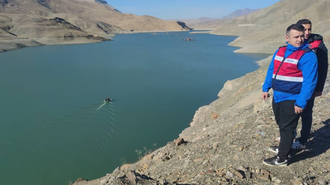 Baraja araç uçtu: 2 kişi ölü olarak çıkartıldı 3